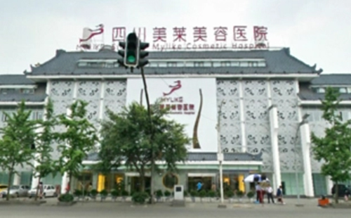 成都哪家醫(yī)院做抽脂消除腫眼泡專業(yè)靠譜，腫眼泡抽脂后皮膚會(huì)松弛嗎